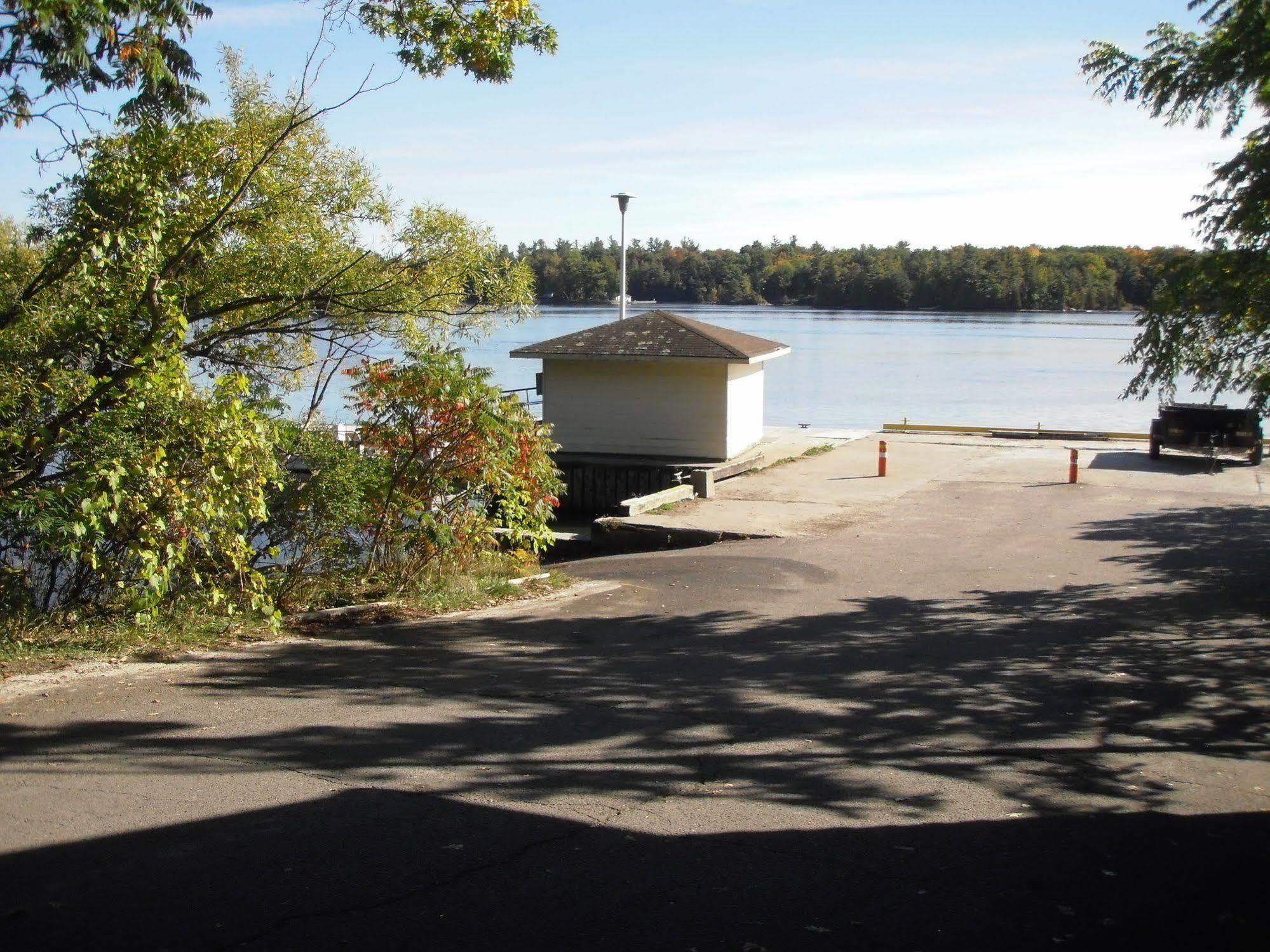 Capricorn Motel Royale 1000 Islands Lansdowne Exterior foto